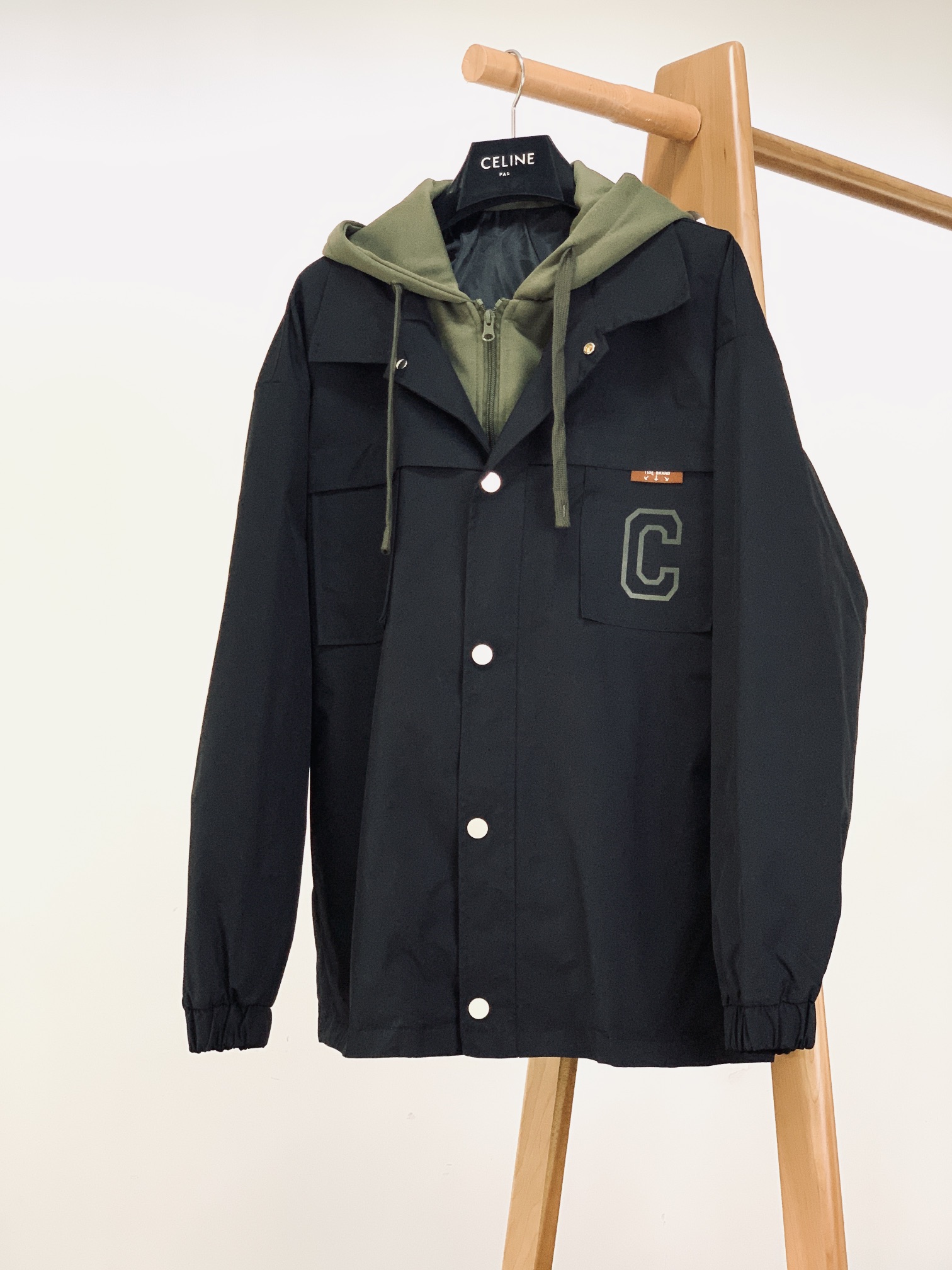 Celine 赛琳 2025FW早秋新品 假两件连帽风衣｜解锁秋日穿搭的“层次美学”撞色风衣叠搭连帽内搭