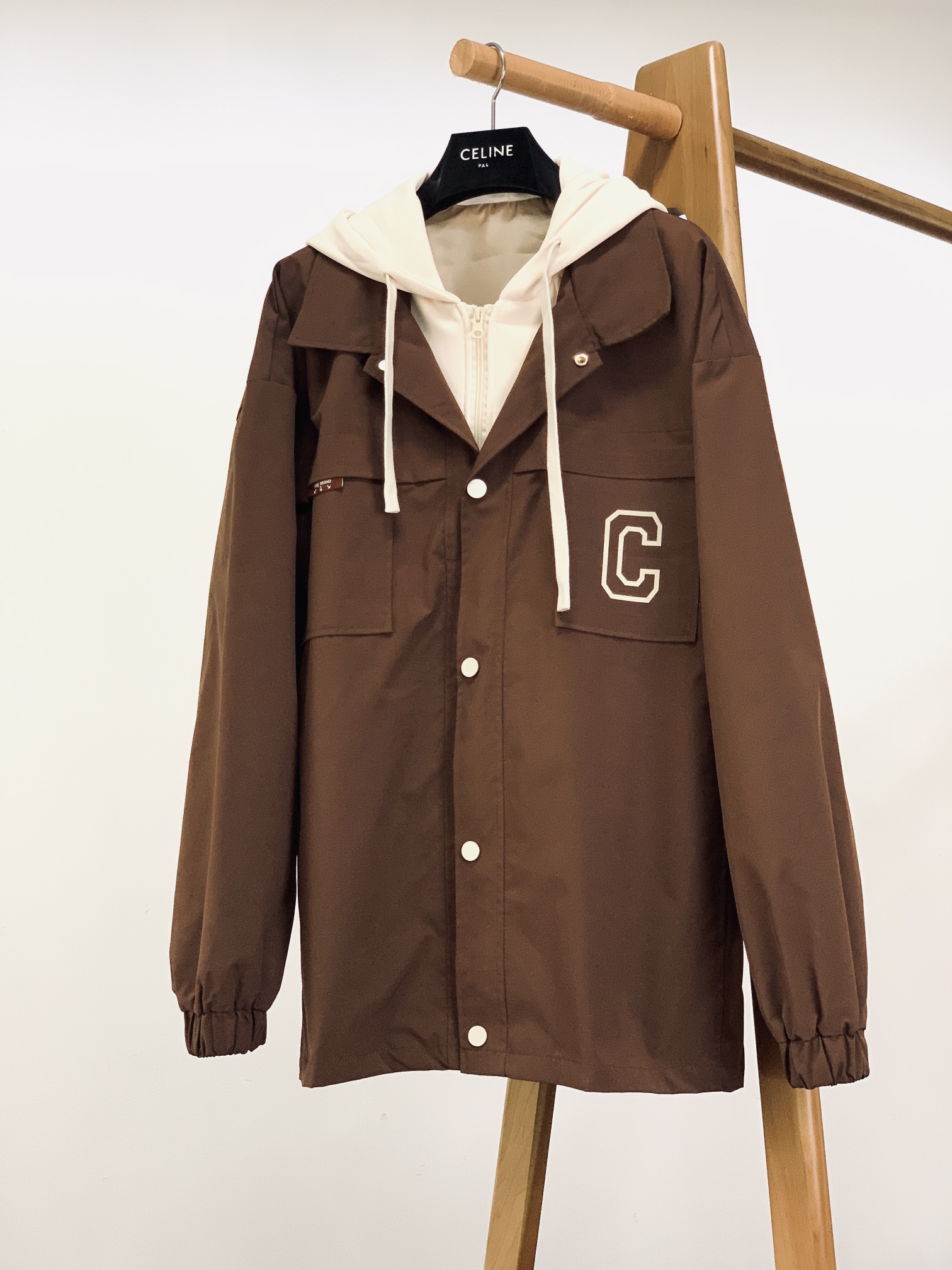 ￼ Celine 赛琳 2025FW早秋新品 假两件连帽风衣｜解锁秋日穿搭的“层次美学”撞色风衣叠搭连帽
