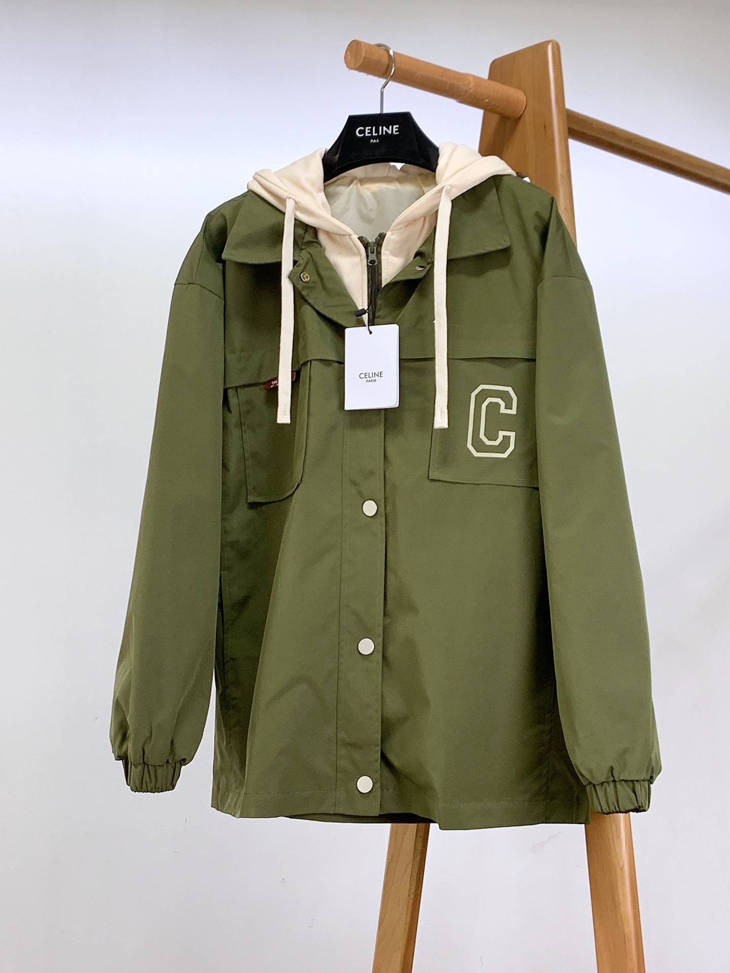 ￼ Celine 赛琳 2025FW早秋新品 假两件连帽风衣｜解锁秋日穿搭的“层次美学”撞色风衣叠搭连帽