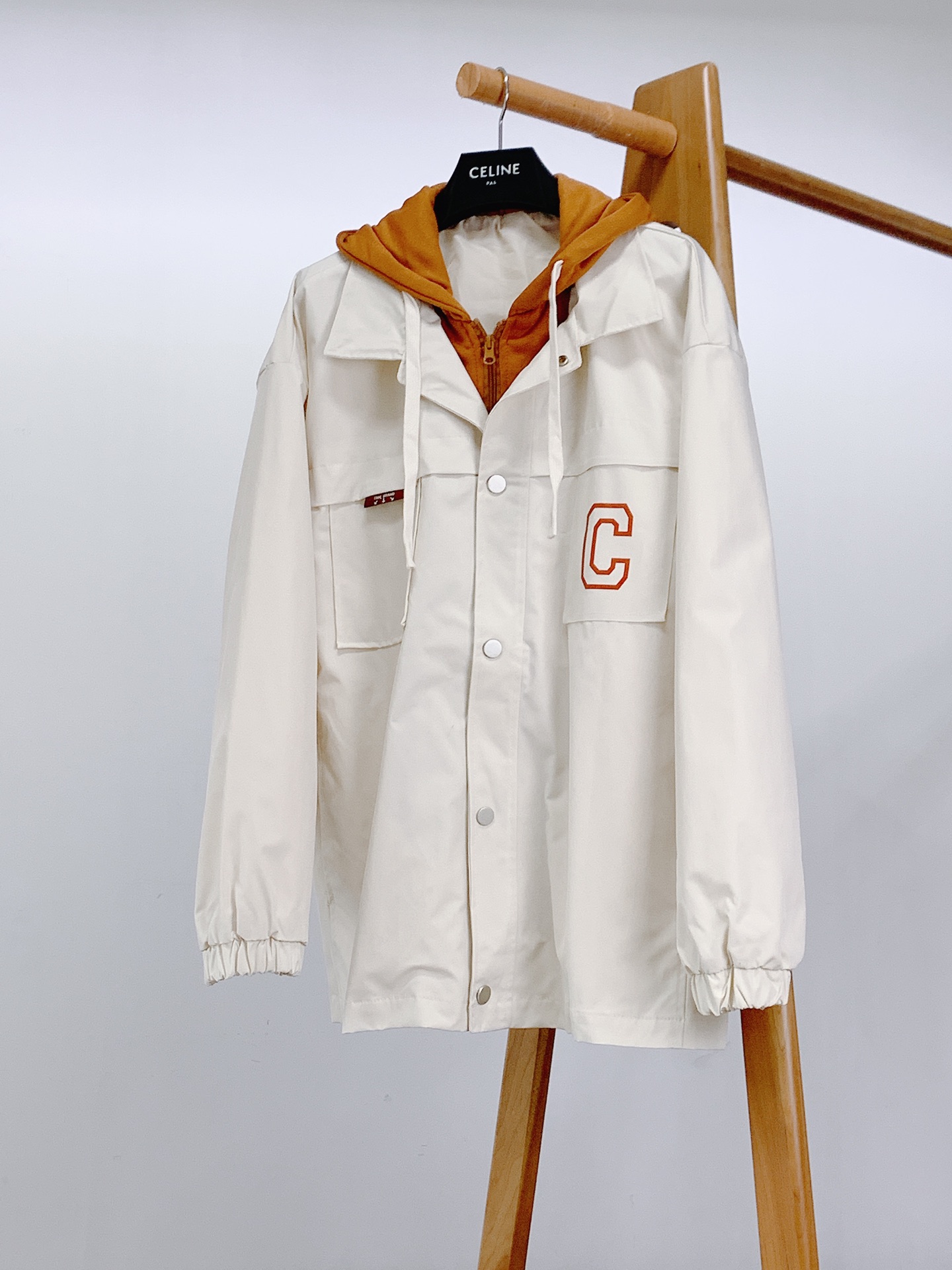 ￼ Celine 赛琳 2025FW早秋新品 假两件连帽风衣｜解锁秋日穿搭的“层次美学”撞色风衣叠搭连帽