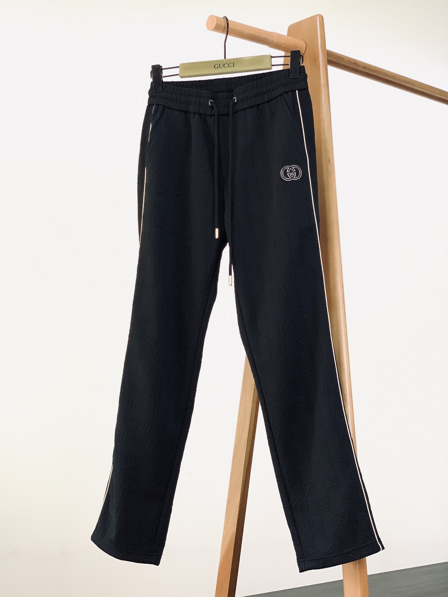 Gucci 古驰 2025FW早秋新品 刺绣抽绳休闲裤时尚系列，独特设计，抽绳休闲长裤 订纱开始订染和订