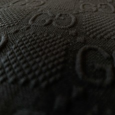 Gucci 古驰 2025FW早秋新品 刺绣抽绳休闲裤时尚系列,独特设计,抽绳休闲长裤 订纱开始订染和订 Gucci 古驰 2025FW早秋新品 刺绣抽绳休闲裤时尚系列,独特设计,抽绳休闲长裤 订纱开始订染和订