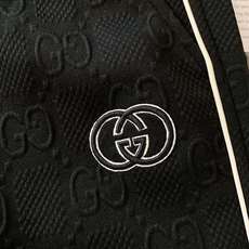 Gucci 古驰 2025FW早秋新品 刺绣抽绳休闲裤时尚系列,独特设计,抽绳休闲长裤 订纱开始订染和订 Gucci 古驰 2025FW早秋新品 刺绣抽绳休闲裤时尚系列,独特设计,抽绳休闲长裤 订纱开始订染和订
