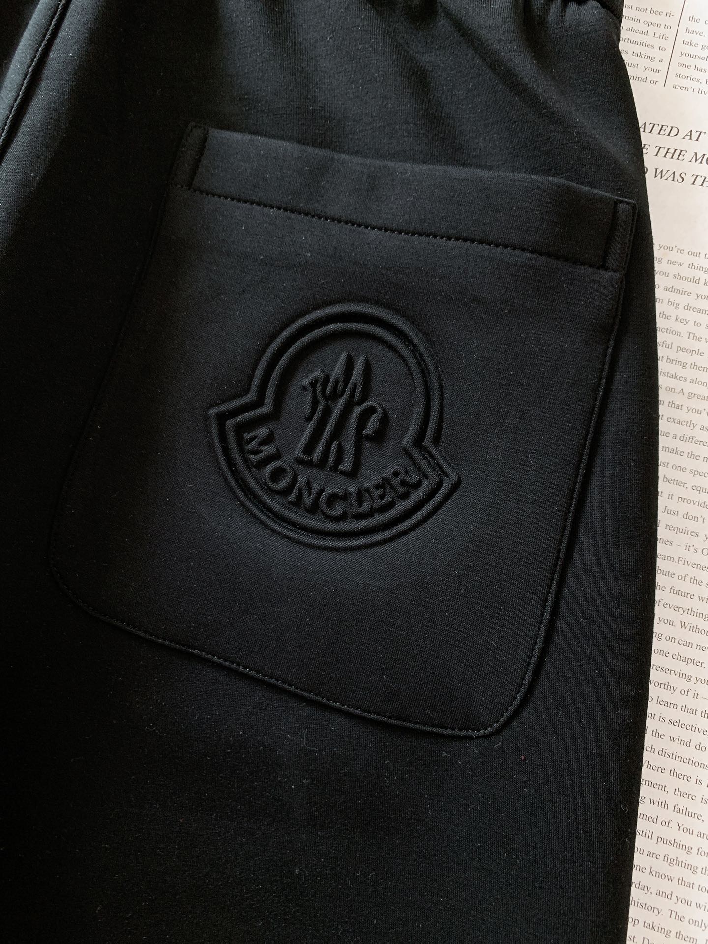 Moncler 蒙口 2025FW早秋新品 刺绣抽绳休闲裤时尚系列，独特设计，抽绳休闲长裤 订纱开始订染