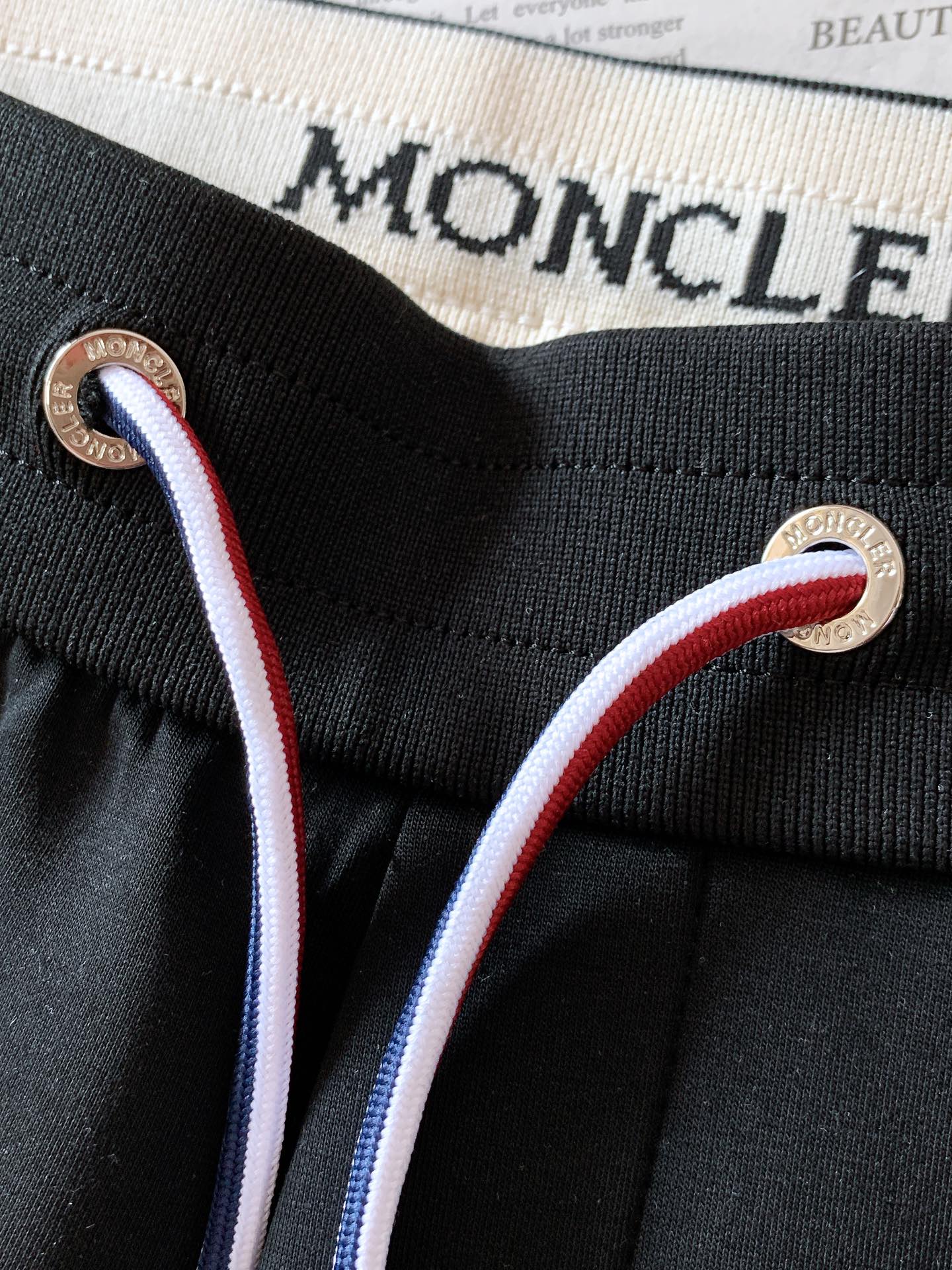 Moncler 蒙口 2025FW早秋新品 刺绣抽绳休闲裤时尚系列，独特设计，抽绳休闲长裤 订纱开始订染