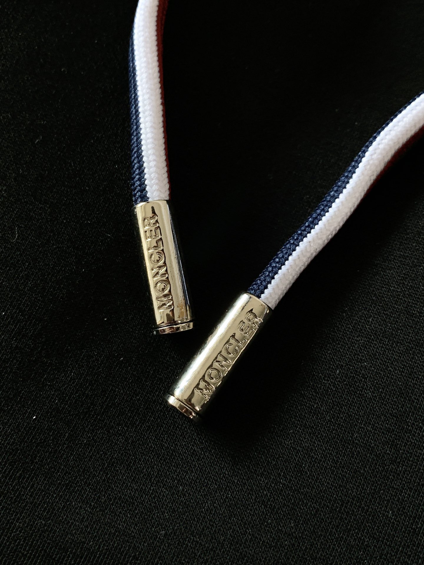 Moncler 蒙口 2025FW早秋新品 刺绣抽绳休闲裤时尚系列，独特设计，抽绳休闲长裤 订纱开始订染