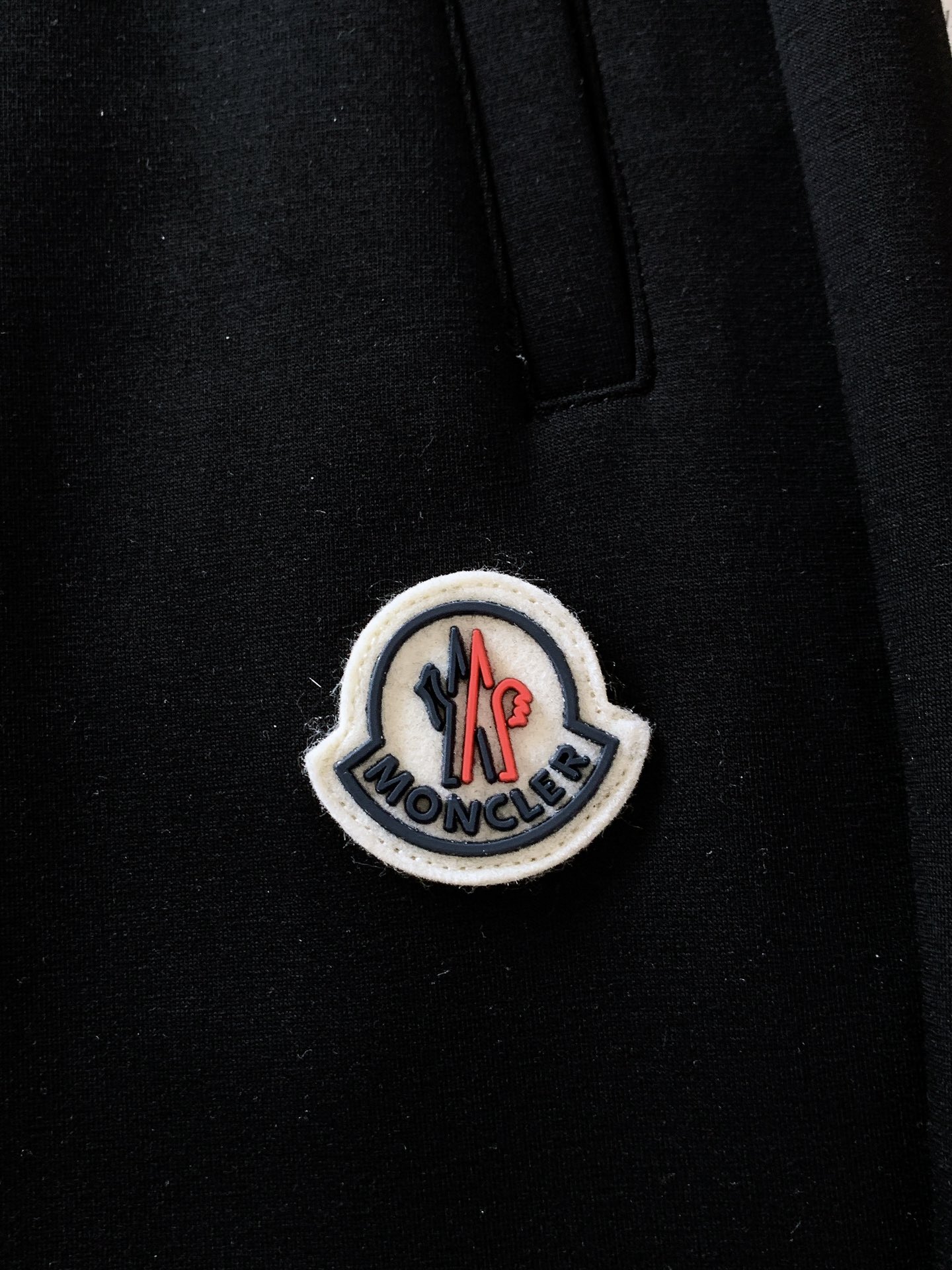 Moncler 蒙口 2025FW早秋新品 刺绣抽绳休闲裤时尚系列，独特设计，抽绳休闲长裤 订纱开始订染