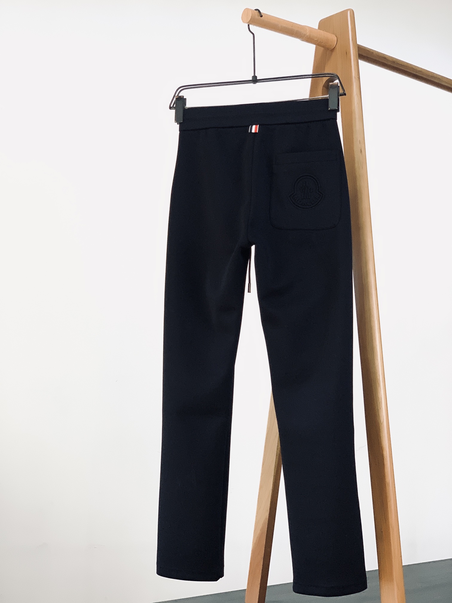 Moncler 蒙口 2025FW早秋新品 刺绣抽绳休闲裤时尚系列，独特设计，抽绳休闲长裤 订纱开始订染
