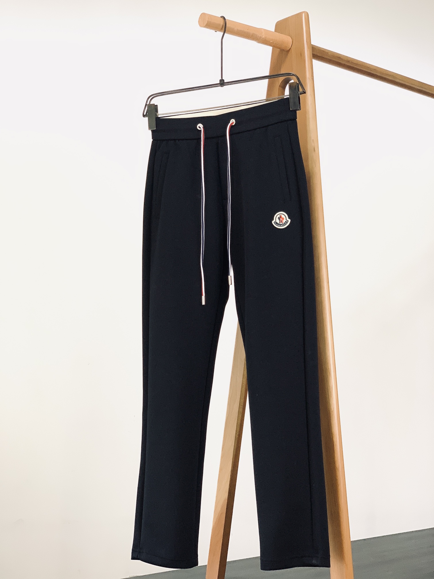 Moncler 蒙口 2025FW早秋新品 刺绣抽绳休闲裤时尚系列，独特设计，抽绳休闲长裤 订纱开始订染