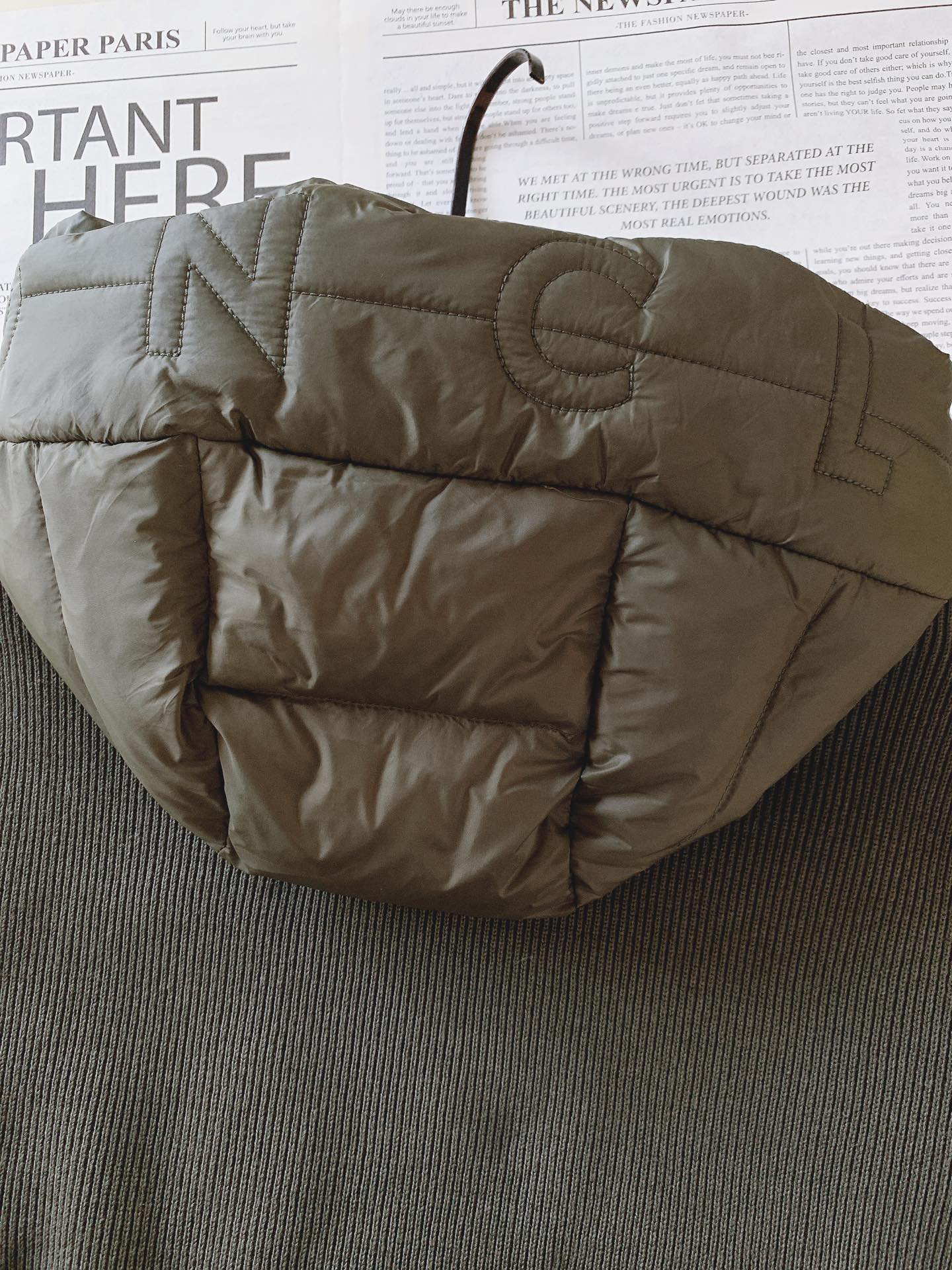 Moncler 蒙口 2025FW秋冬新品 毛织拼接羽绒夹克，条纹绗缝收身版型百搭不挑人。定制国标90白