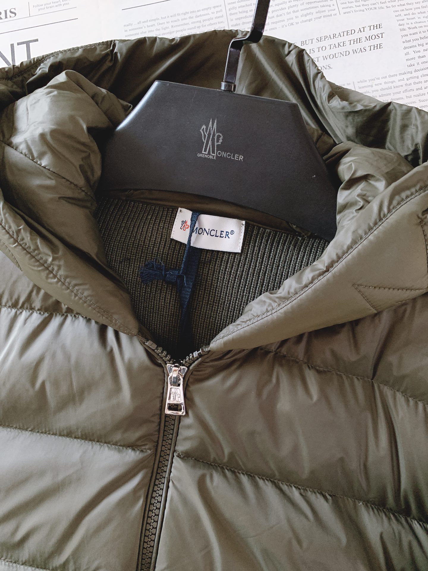 Moncler 蒙口 2025FW秋冬新品 毛织拼接羽绒夹克，条纹绗缝收身版型百搭不挑人。定制国标90白