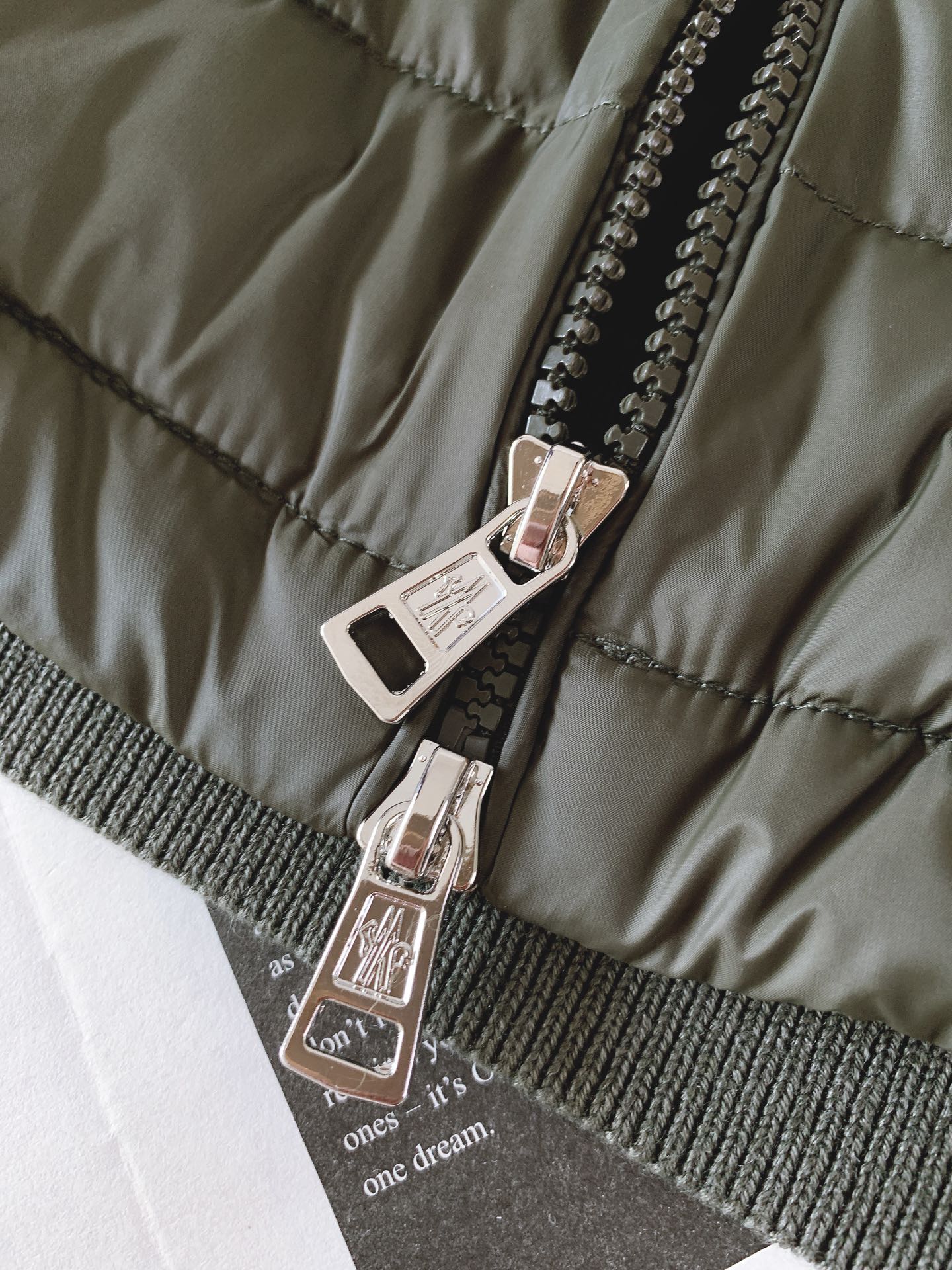 Moncler 蒙口 2025FW秋冬新品 毛织拼接羽绒夹克，条纹绗缝收身版型百搭不挑人。定制国标90白