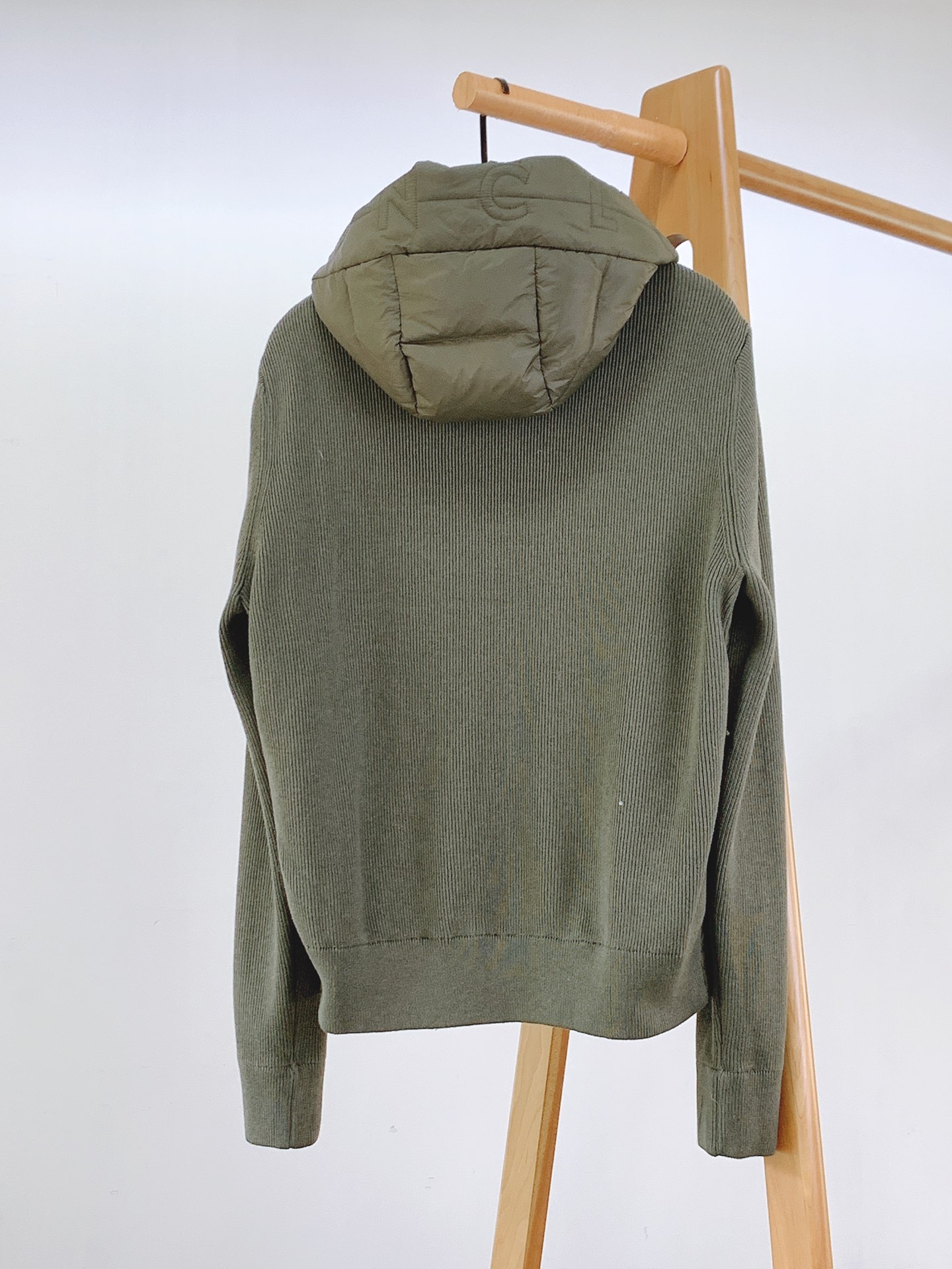 Moncler 蒙口 2025FW秋冬新品 毛织拼接羽绒夹克，条纹绗缝收身版型百搭不挑人。定制国标90白