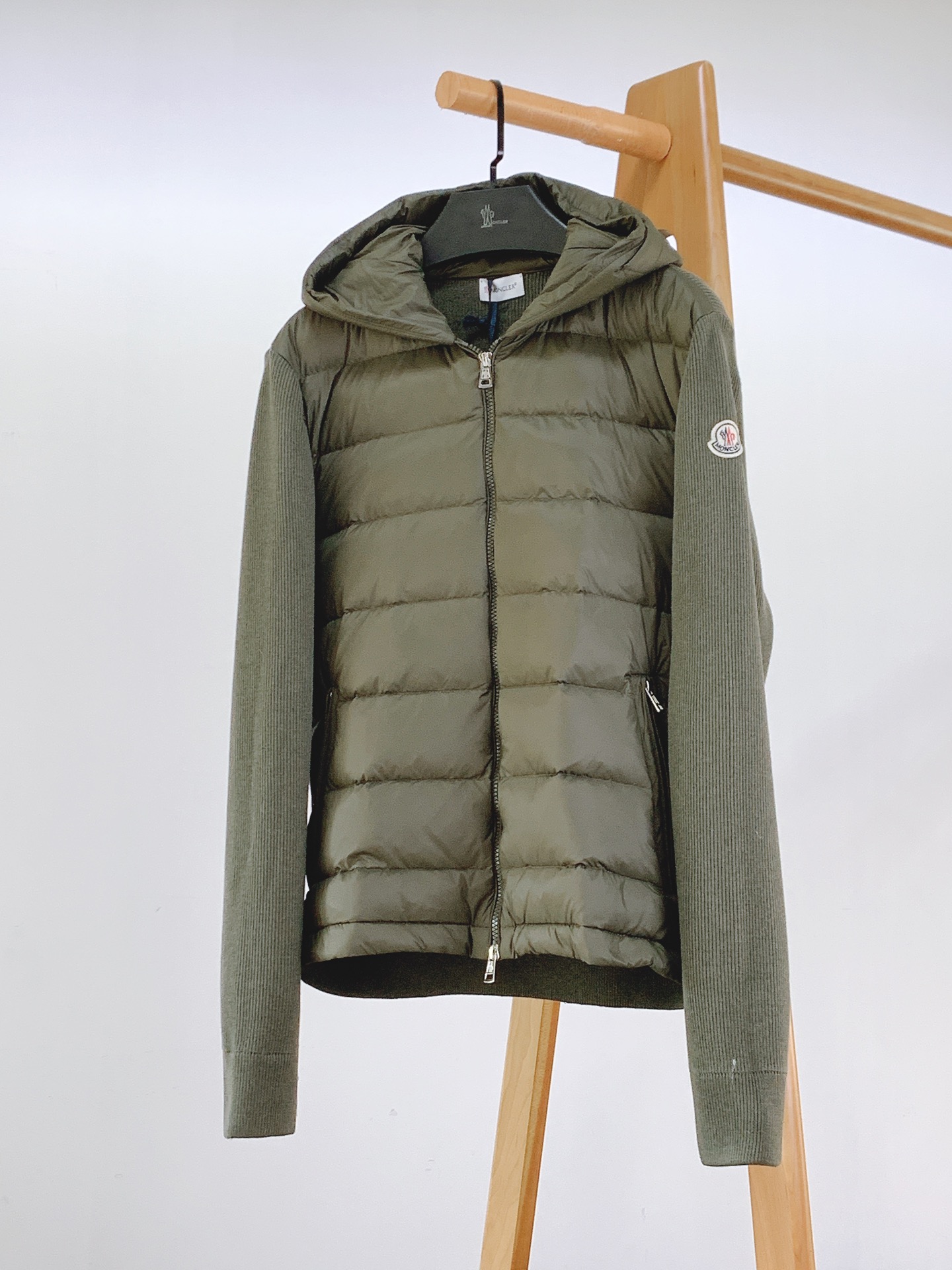 Moncler 蒙口 2025FW秋冬新品 毛织拼接羽绒夹克，条纹绗缝收身版型百搭不挑人。定制国标90白