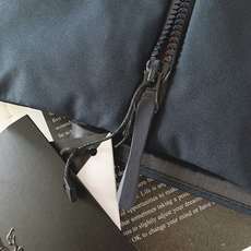 ARCTERYX 始祖鸟 硬壳冲锋衣|户外与都市的硬核美学碰撞 • 科技面料:搭载标志性的防水透气科技, ARCTERYX 始祖鸟 硬壳冲锋衣|户外与都市的硬核美学碰撞 • 科技面料:搭载标志性的防水透气科技,
