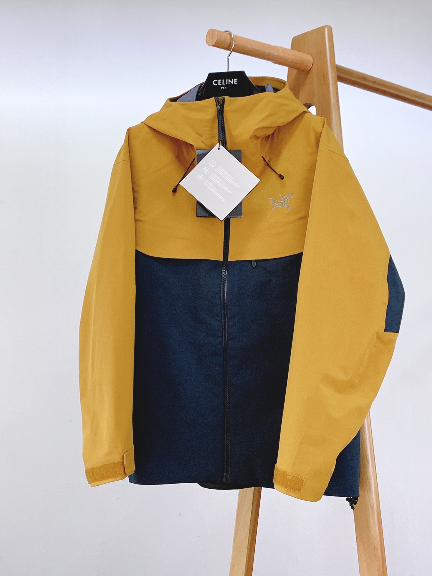 ARCTERYX 始祖鸟 硬壳冲锋衣｜户外与都市的硬核美学碰撞	•	科技面料：搭载标志性的防水透气科技，