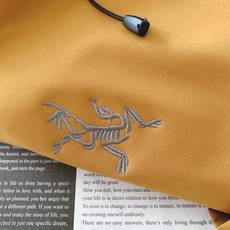 ARCTERYX 始祖鸟 硬壳冲锋衣|户外与都市的硬核美学碰撞 • 科技面料:搭载标志性的防水透气科技, ARCTERYX 始祖鸟 硬壳冲锋衣|户外与都市的硬核美学碰撞 • 科技面料:搭载标志性的防水透气科技,