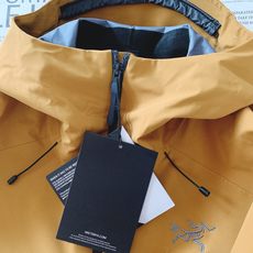 ARCTERYX 始祖鸟 硬壳冲锋衣|户外与都市的硬核美学碰撞 • 科技面料:搭载标志性的防水透气科技, ARCTERYX 始祖鸟 硬壳冲锋衣|户外与都市的硬核美学碰撞 • 科技面料:搭载标志性的防水透气科技,