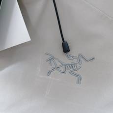 ARCTERYX 始祖鸟 硬壳冲锋衣|户外与都市的硬核美学碰撞 • 科技面料:搭载标志性的防水透气科技, ARCTERYX 始祖鸟 硬壳冲锋衣|户外与都市的硬核美学碰撞 • 科技面料:搭载标志性的防水透气科技,