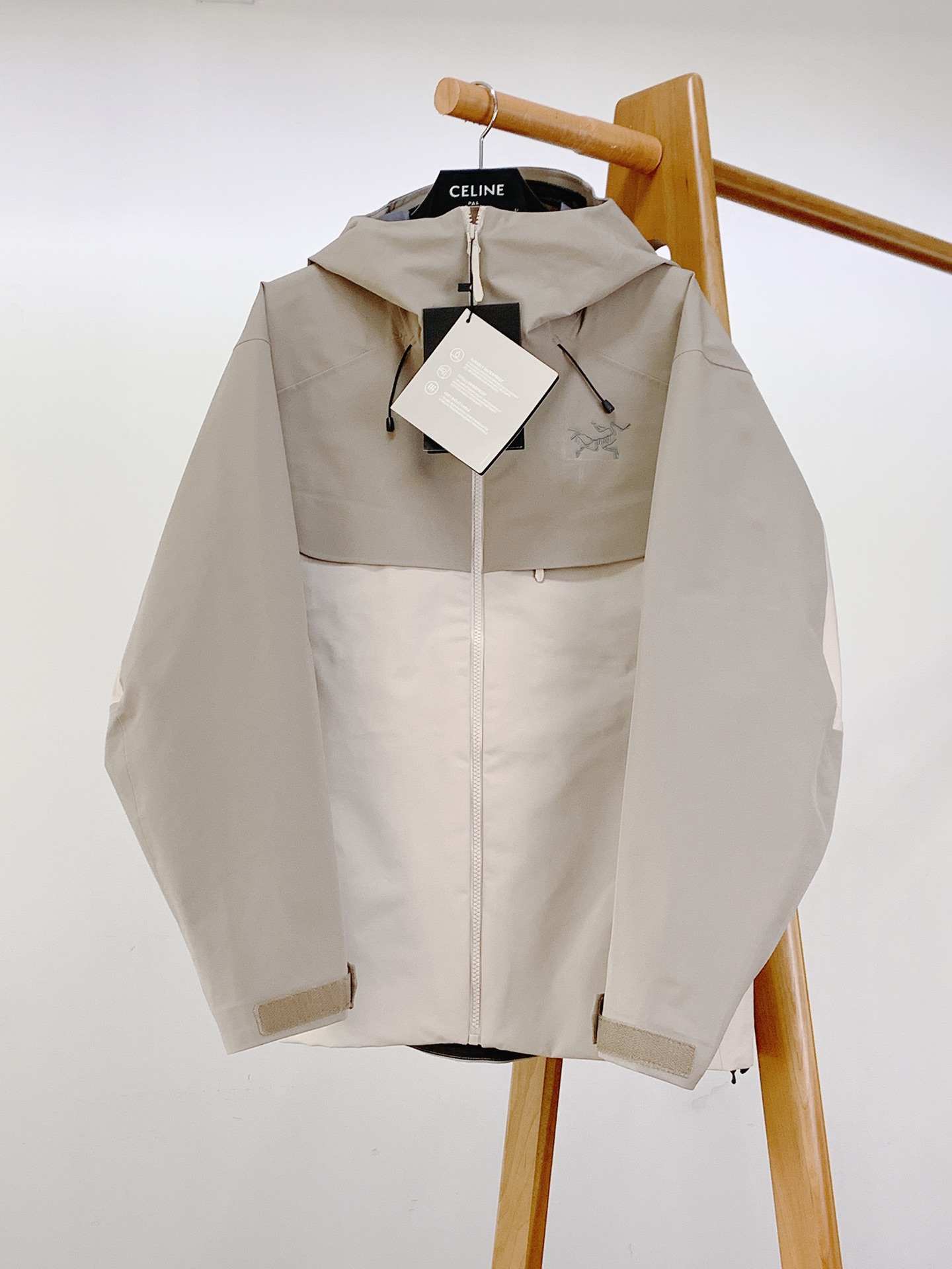 ARCTERYX 始祖鸟 硬壳冲锋衣｜户外与都市的硬核美学碰撞	•	科技面料：搭载标志性的防水透气科技，