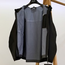 ARCTERYX 始祖鸟 硬壳冲锋衣|户外与都市的硬核美学碰撞 • 科技面料:搭载标志性的防水透气科技, ARCTERYX 始祖鸟 硬壳冲锋衣|户外与都市的硬核美学碰撞 • 科技面料:搭载标志性的防水透气科技,