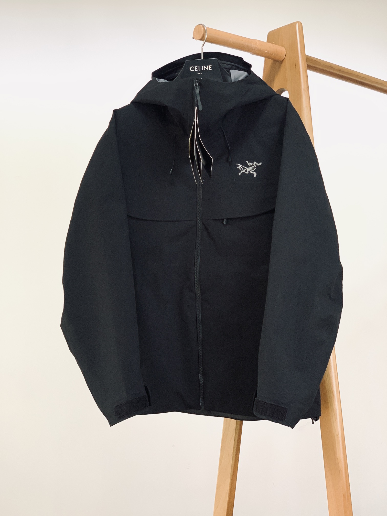 ARCTERYX 始祖鸟 硬壳冲锋衣｜户外与都市的硬核美学碰撞	•	科技面料：搭载标志性的防水透气科技，