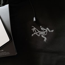 ARCTERYX 始祖鸟 硬壳冲锋衣|户外与都市的硬核美学碰撞 • 科技面料:搭载标志性的防水透气科技, ARCTERYX 始祖鸟 硬壳冲锋衣|户外与都市的硬核美学碰撞 • 科技面料:搭载标志性的防水透气科技,