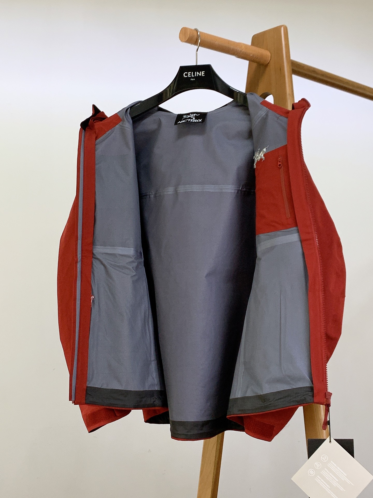 ARCTERYX 始祖鸟 硬壳冲锋衣｜户外与都市的硬核美学碰撞	•	科技面料：搭载标志性的防水透气科技，