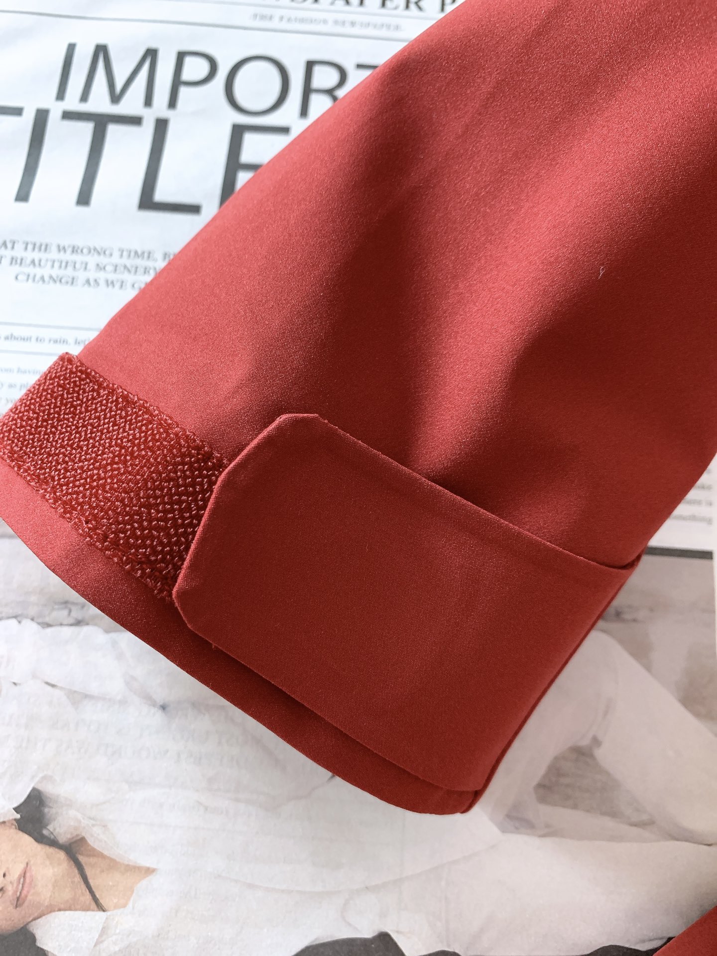 ARCTERYX 始祖鸟 硬壳冲锋衣｜户外与都市的硬核美学碰撞	•	科技面料：搭载标志性的防水透气科技，