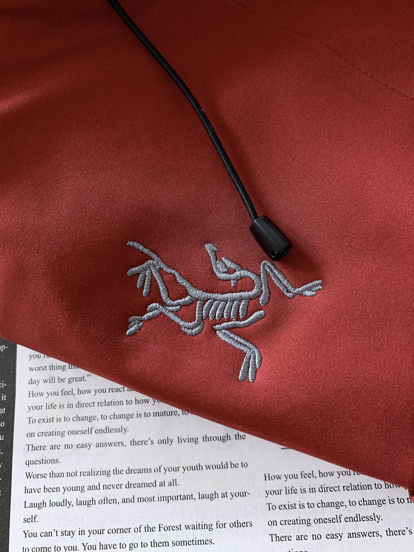 ARCTERYX 始祖鸟 硬壳冲锋衣｜户外与都市的硬核美学碰撞	•	科技面料：搭载标志性的防水透气科技，