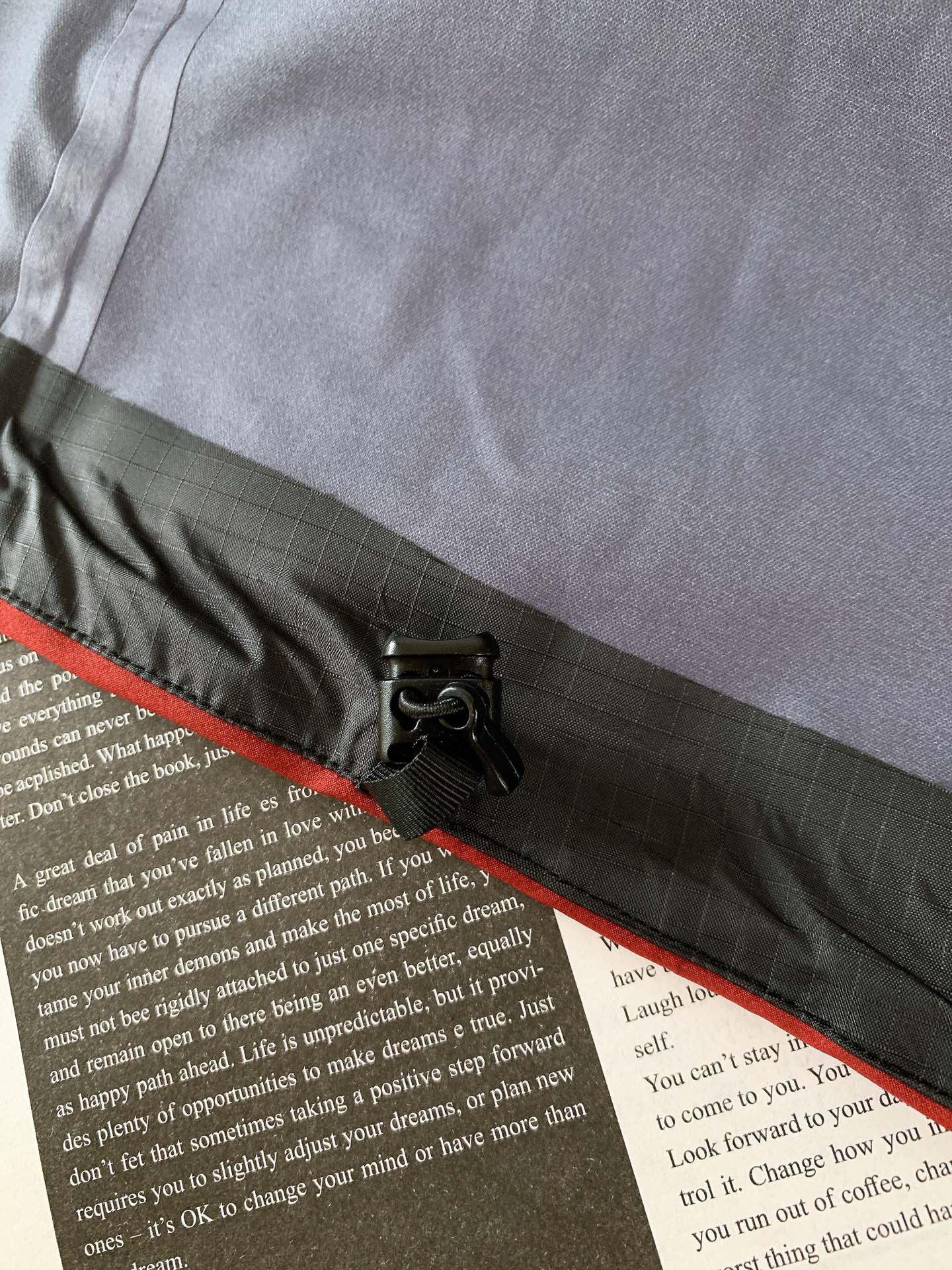 ARCTERYX 始祖鸟 硬壳冲锋衣｜户外与都市的硬核美学碰撞	•	科技面料：搭载标志性的防水透气科技，