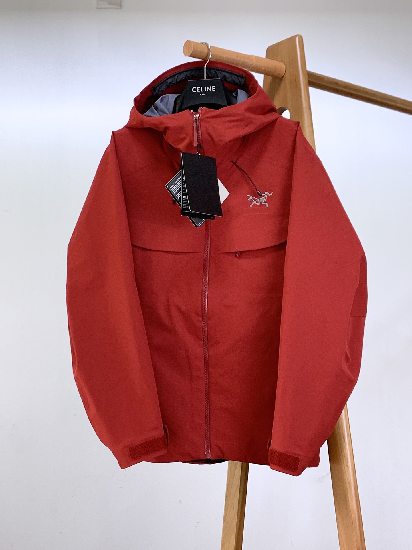 ARCTERYX 始祖鸟 硬壳冲锋衣｜户外与都市的硬核美学碰撞	•	科技面料：搭载标志性的防水透气科技，