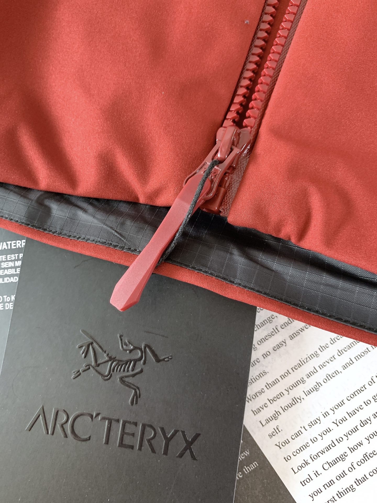 ARCTERYX 始祖鸟 硬壳冲锋衣｜户外与都市的硬核美学碰撞	•	科技面料：搭载标志性的防水透气科技，