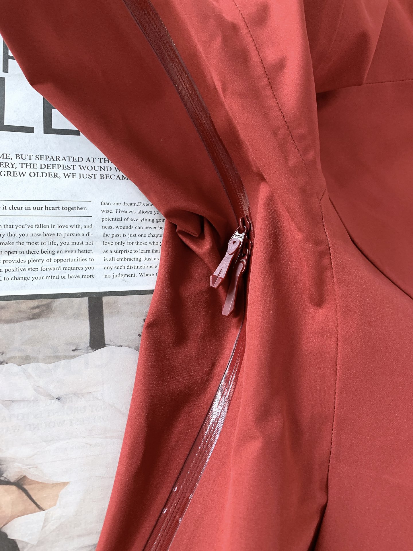 ARCTERYX 始祖鸟 硬壳冲锋衣｜户外与都市的硬核美学碰撞	•	科技面料：搭载标志性的防水透气科技，