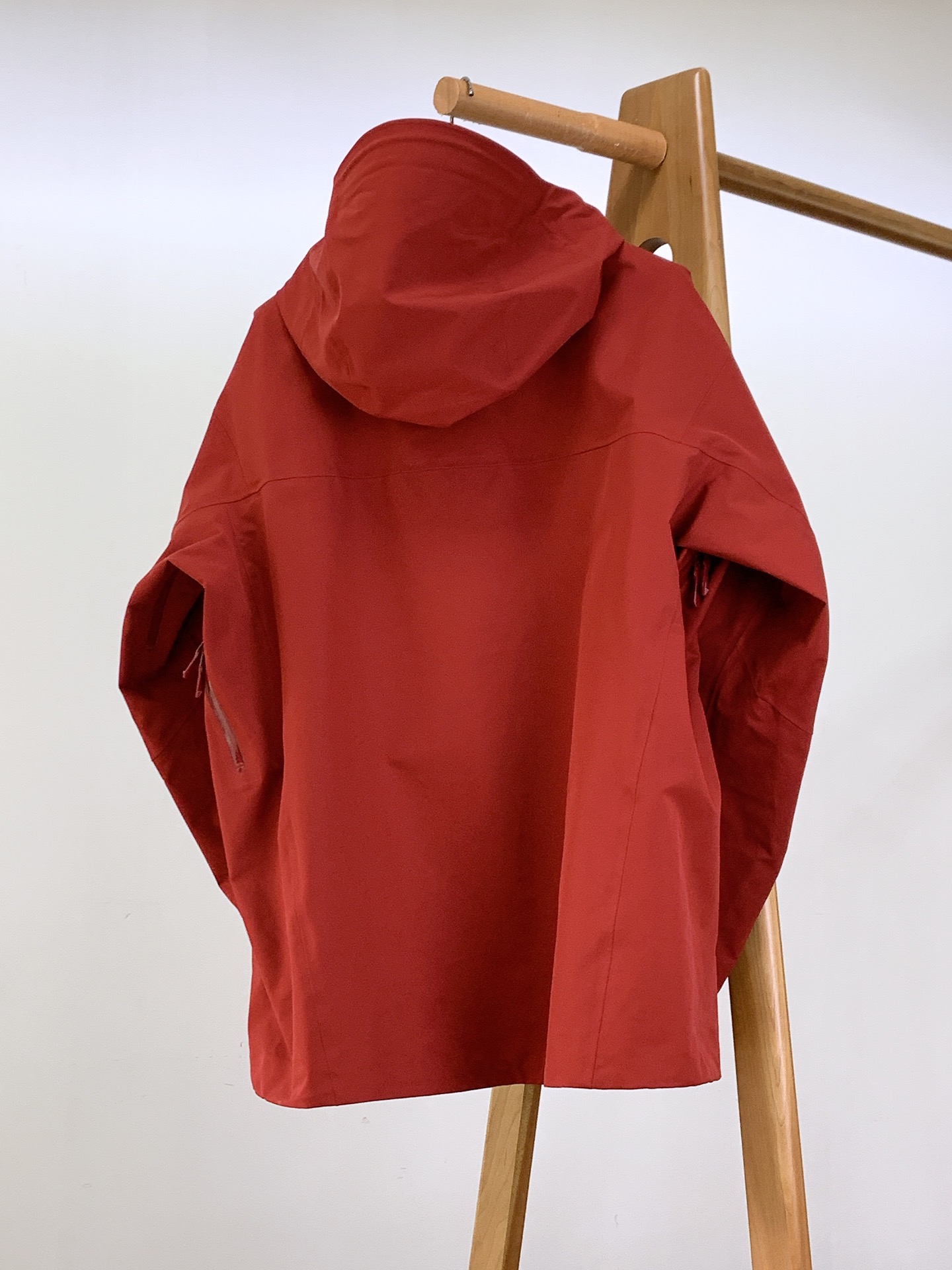 ARCTERYX 始祖鸟 硬壳冲锋衣｜户外与都市的硬核美学碰撞	•	科技面料：搭载标志性的防水透气科技，