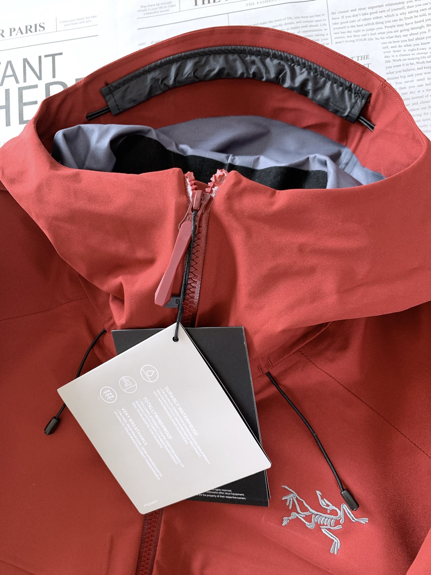 ARCTERYX 始祖鸟 硬壳冲锋衣｜户外与都市的硬核美学碰撞	•	科技面料：搭载标志性的防水透气科技，