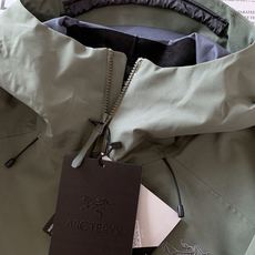 ARCTERYX 始祖鸟 硬壳冲锋衣|户外与都市的硬核美学碰撞 • 科技面料:搭载标志性的防水透气科技, ARCTERYX 始祖鸟 硬壳冲锋衣|户外与都市的硬核美学碰撞 • 科技面料:搭载标志性的防水透气科技,