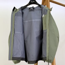 ARCTERYX 始祖鸟 硬壳冲锋衣|户外与都市的硬核美学碰撞 • 科技面料:搭载标志性的防水透气科技, ARCTERYX 始祖鸟 硬壳冲锋衣|户外与都市的硬核美学碰撞 • 科技面料:搭载标志性的防水透气科技,