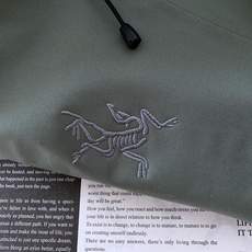 ARCTERYX 始祖鸟 硬壳冲锋衣|户外与都市的硬核美学碰撞 • 科技面料:搭载标志性的防水透气科技, ARCTERYX 始祖鸟 硬壳冲锋衣|户外与都市的硬核美学碰撞 • 科技面料:搭载标志性的防水透气科技,