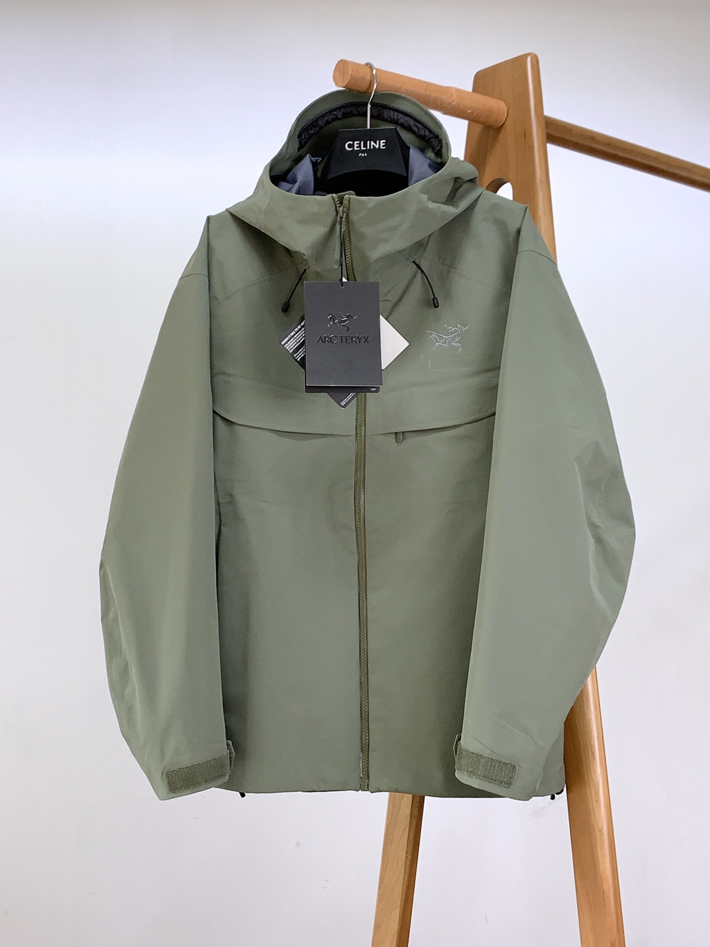 ARCTERYX 始祖鸟 硬壳冲锋衣｜户外与都市的硬核美学碰撞	•	科技面料：搭载标志性的防水透气科技，