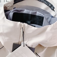 ARCTERYX 始祖鸟 硬壳冲锋衣|户外与都市的硬核美学碰撞 • 科技面料:搭载标志性的防水透气科技, ARCTERYX 始祖鸟 硬壳冲锋衣|户外与都市的硬核美学碰撞 • 科技面料:搭载标志性的防水透气科技,