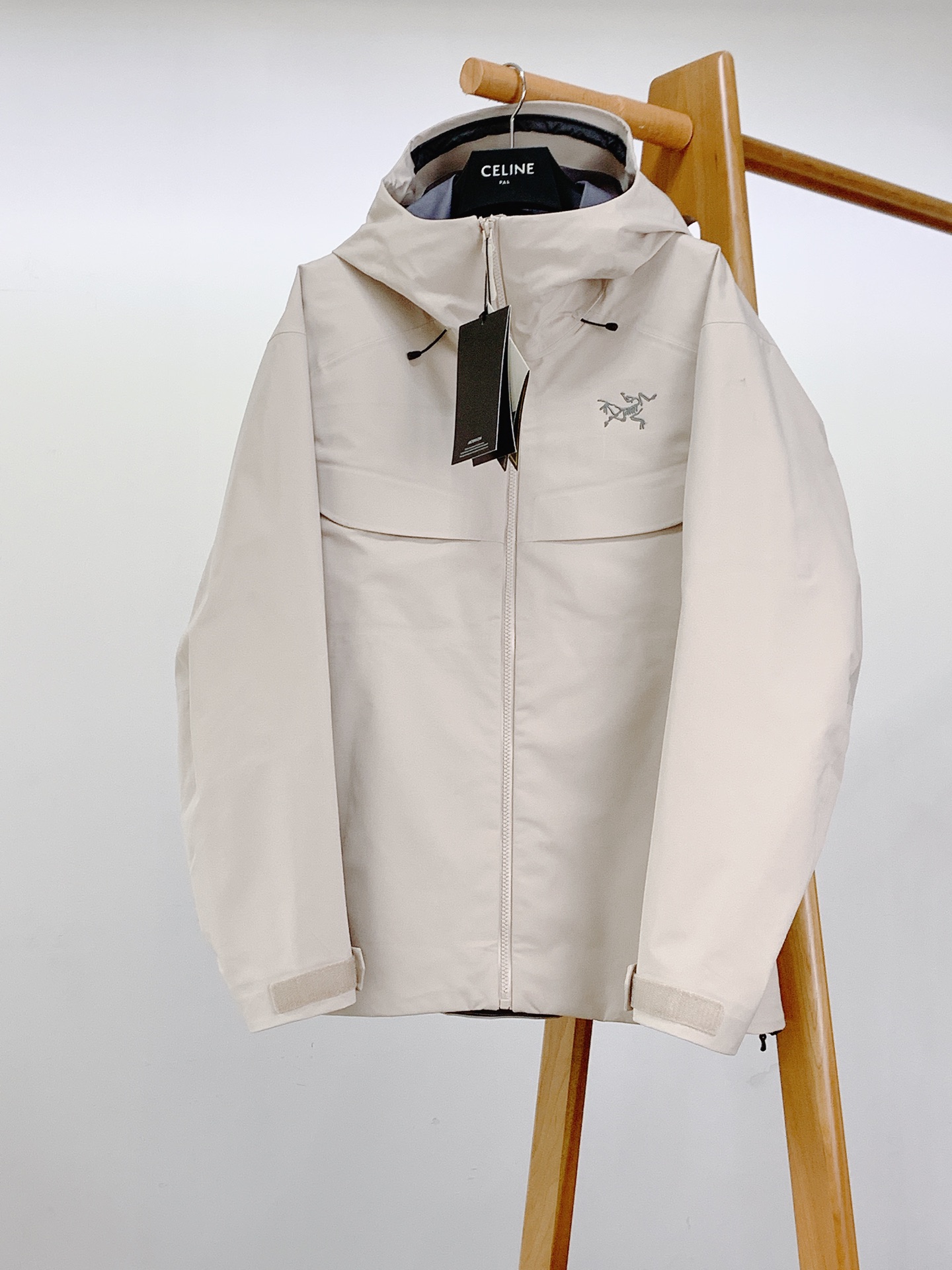 ARCTERYX 始祖鸟 硬壳冲锋衣｜户外与都市的硬核美学碰撞	•	科技面料：搭载标志性的防水透气科技，