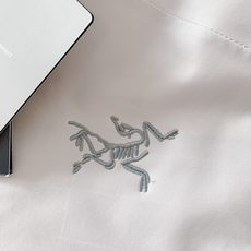 ARCTERYX 始祖鸟 硬壳冲锋衣|户外与都市的硬核美学碰撞 • 科技面料:搭载标志性的防水透气科技, ARCTERYX 始祖鸟 硬壳冲锋衣|户外与都市的硬核美学碰撞 • 科技面料:搭载标志性的防水透气科技,