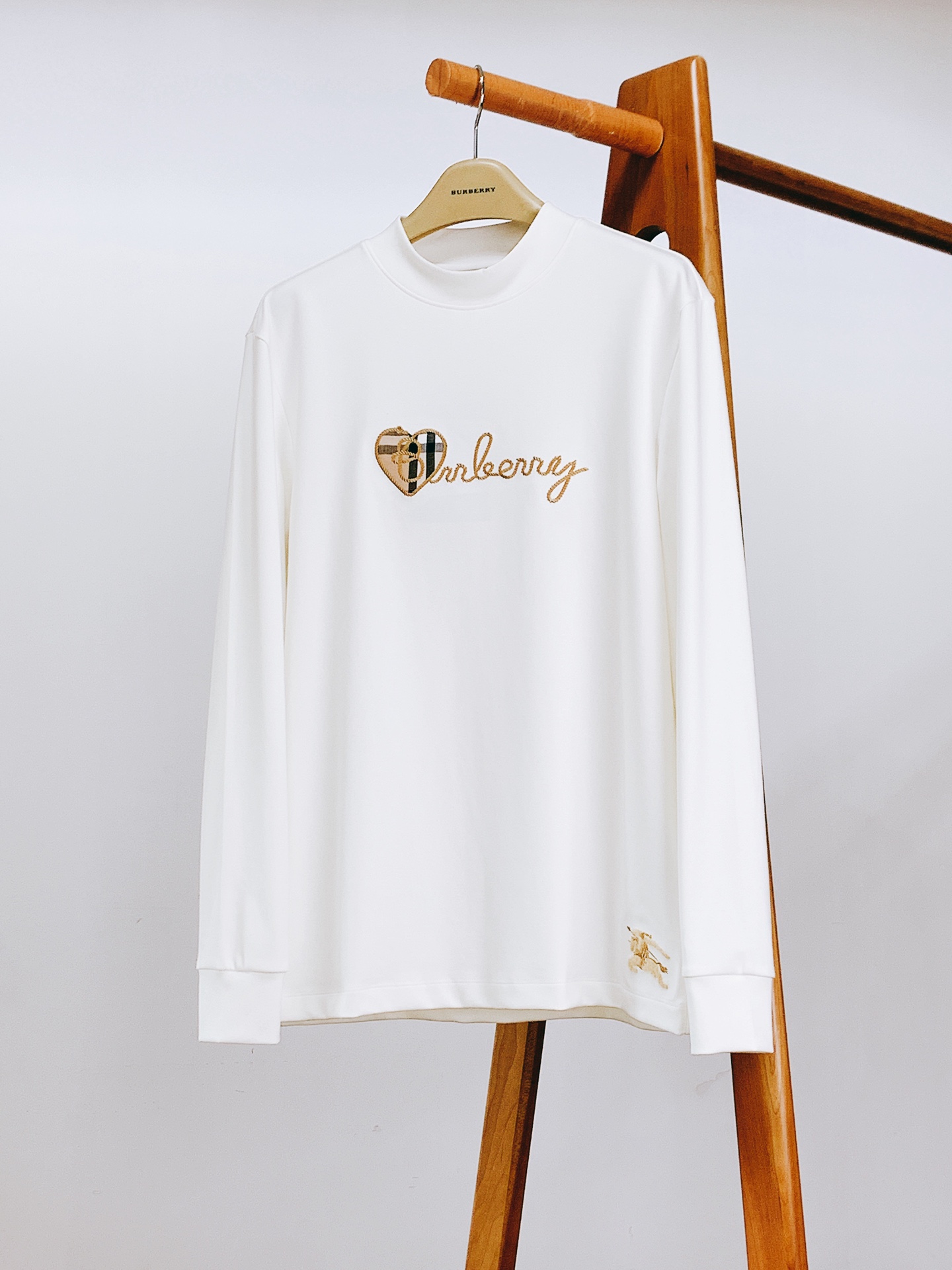 Burberry 巴宝莉 2025FW早秋新品 圆领长袖打底衫，立体感logo廓形半袖打底T恤，高支埃及