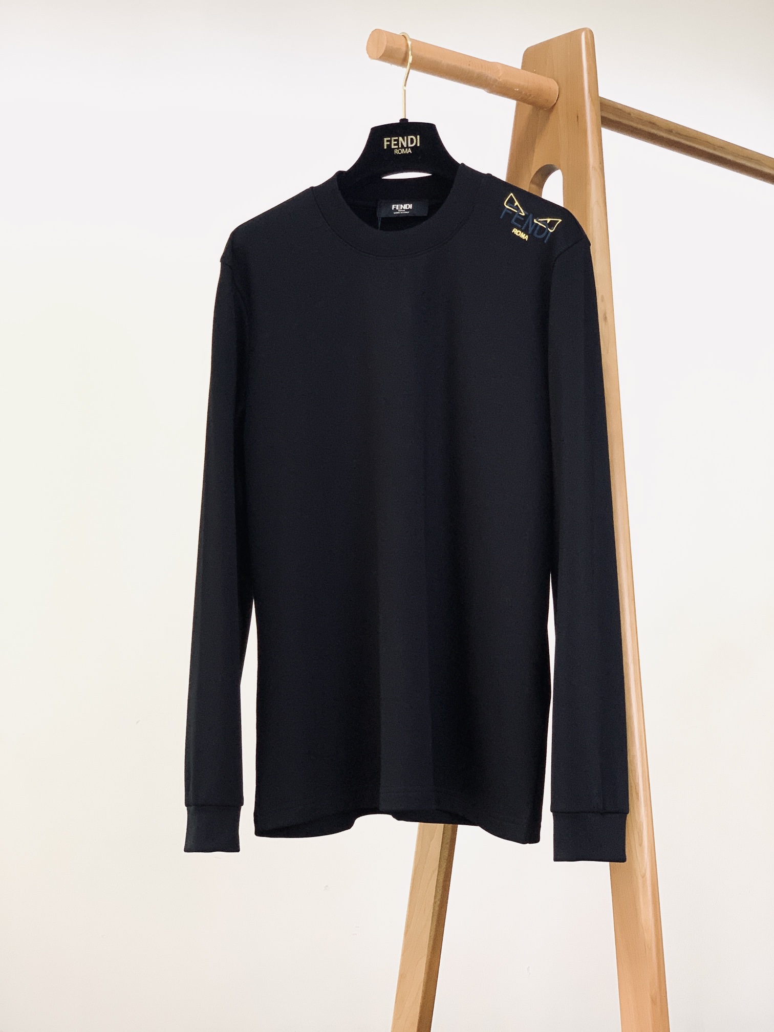 Fendi 芬迪 2025FW早秋新品 休闲长袖打底衫：罗马奢韵，「袖」藏精致品格肩袖处的FEND* R