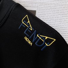 Fendi 芬迪 2025FW早秋新品 休闲长袖打底衫:罗马奢韵,「袖」藏精致品格肩袖处的FEND* R Fendi 芬迪 2025FW早秋新品 休闲长袖打底衫:罗马奢韵,「袖」藏精致品格肩袖处的FEND* R