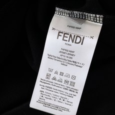 Fendi 芬迪 2025FW早秋新品 休闲长袖打底衫:罗马奢韵,「袖」藏精致品格肩袖处的FEND* R Fendi 芬迪 2025FW早秋新品 休闲长袖打底衫:罗马奢韵,「袖」藏精致品格肩袖处的FEND* R