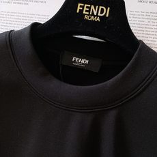 Fendi 芬迪 2025FW早秋新品 休闲长袖打底衫:罗马奢韵,「袖」藏精致品格肩袖处的FEND* R Fendi 芬迪 2025FW早秋新品 休闲长袖打底衫:罗马奢韵,「袖」藏精致品格肩袖处的FEND* R