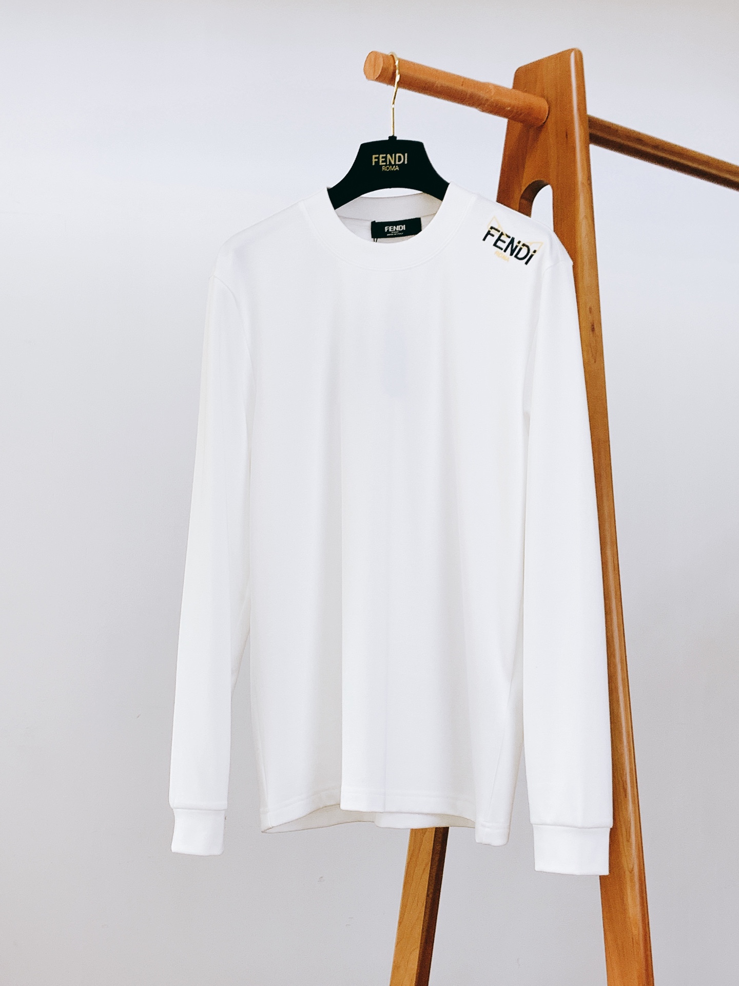 Fendi 芬迪 2025FW早秋新品 休闲长袖打底衫：罗马奢韵，「袖」藏精致品格肩袖处的FEND* R