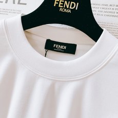 Fendi 芬迪 2025FW早秋新品 休闲长袖打底衫:罗马奢韵,「袖」藏精致品格肩袖处的FEND* R Fendi 芬迪 2025FW早秋新品 休闲长袖打底衫:罗马奢韵,「袖」藏精致品格肩袖处的FEND* R